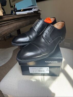 Magnanni Black Leather Cap-Toe Derby Oxfords